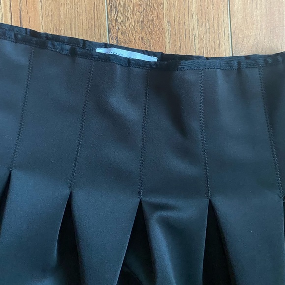 BCBG pleaded skirt - Picture 2 of 6